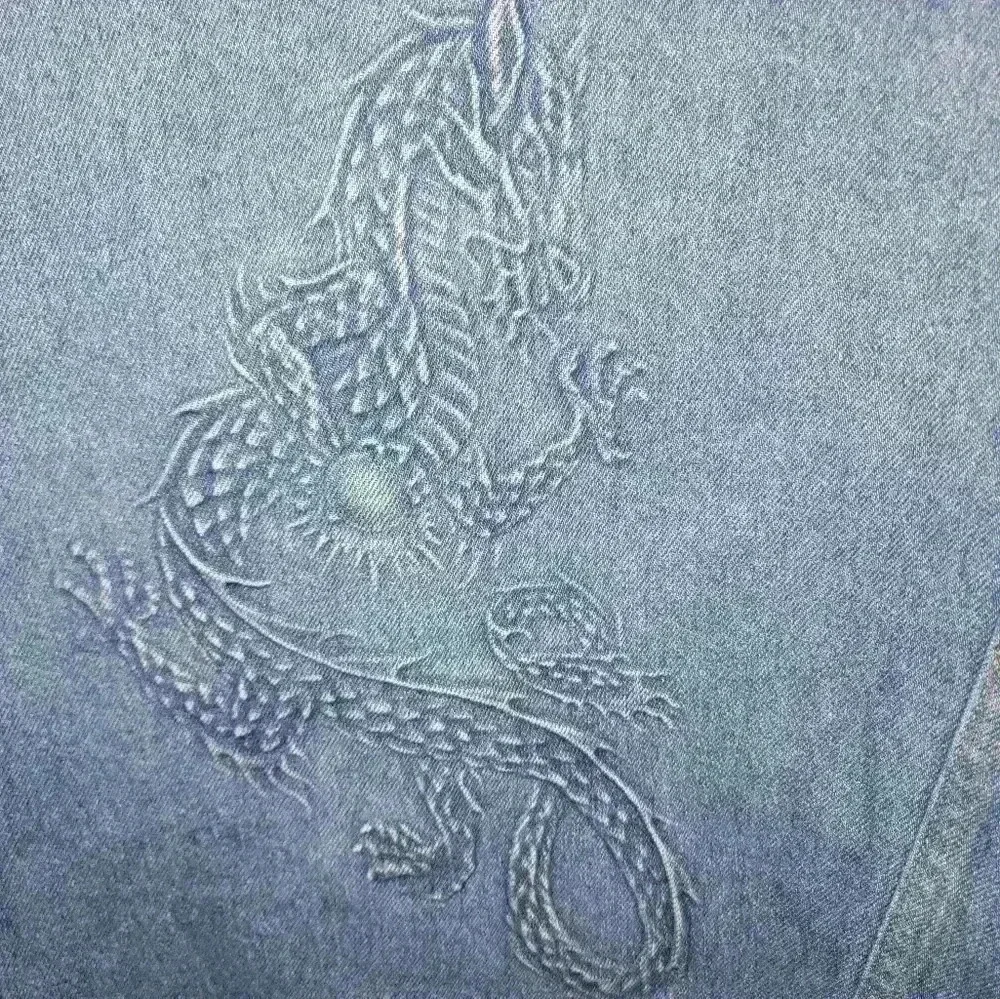 ♡Vintage embossed dragon jean jacket. Made‎ in the U.S.A. size large 100% cotton